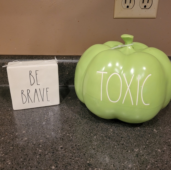 22 pieces of Rae Dunn Pottery - Picture 7 of 8